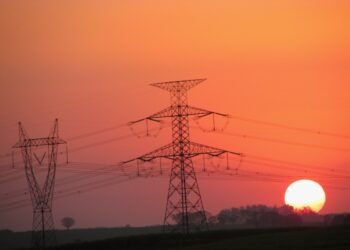 Justiça condena prefeitura de Manaus e Amazonas Energia por falha na fiscalização de faixas de servidão