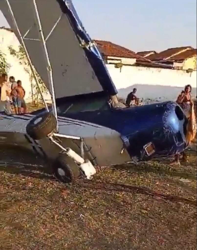 Avião destruído após pouso forçado em Nova Iguaçu (RJ)