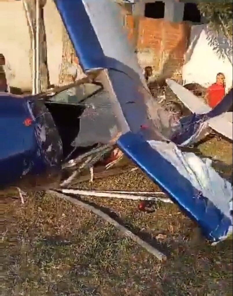 Avião destruído após pouso forçado em Nova Iguaçu (RJ)