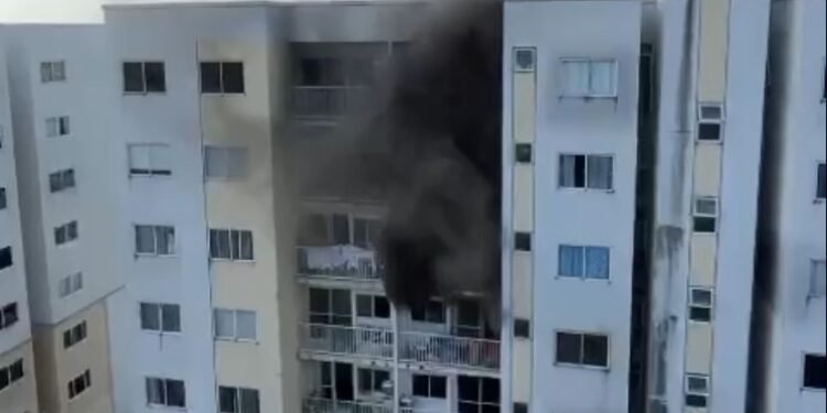 Incêndio atinge apartamento na zona Leste de Manaus (Foto: Reprodução)
