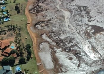 Barragem de condomínio rompe e alaga rodovia em Mato Grosso do Sul