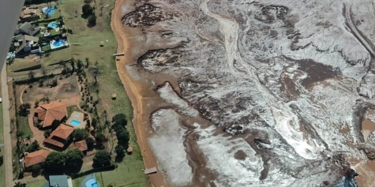 Barragem de condomínio rompe e alaga rodovia em Mato Grosso do Sul
