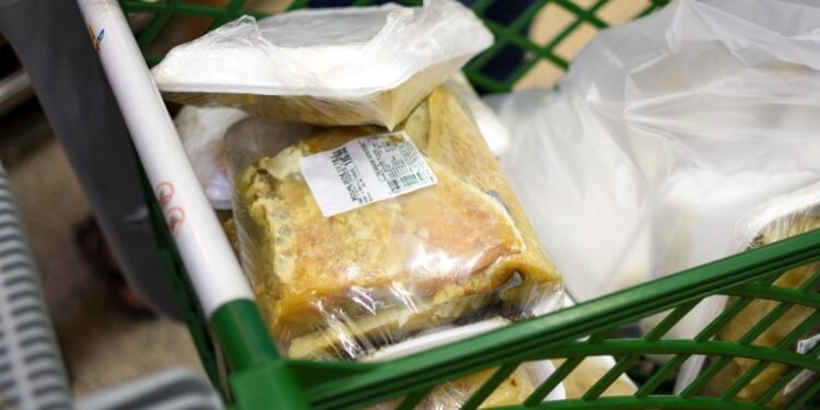 Cerca de 13 kg de bacalhau vencido é apreendido em supermercado de Manaus
