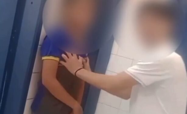 Estudante força o tórax de outro aluno durante brincadeira (Foto: Reprodução)