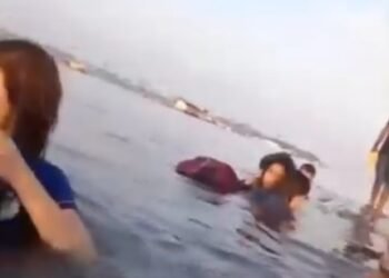 Vídeo: Banzeiro vira canoa de estudantes no interior do Amazonas