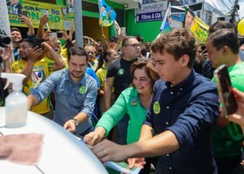 ’Manaus é de direita’, diz Nikolas Ferreira durante adesivaço na capital amazonense