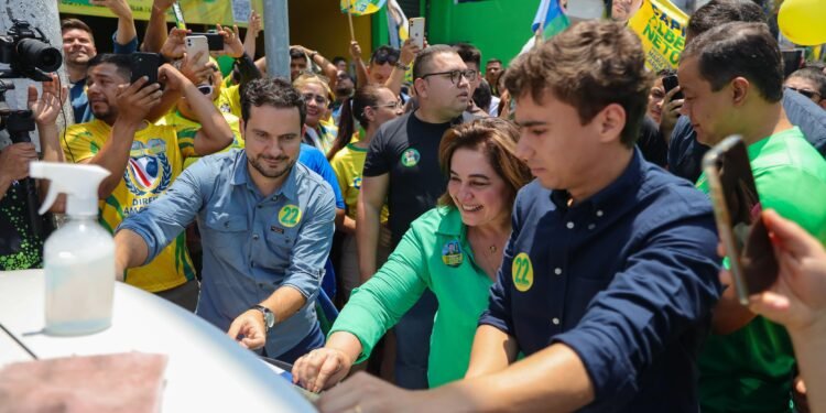 ’Manaus é de direita’, diz Nikolas Ferreira durante adesivaço na capital amazonense