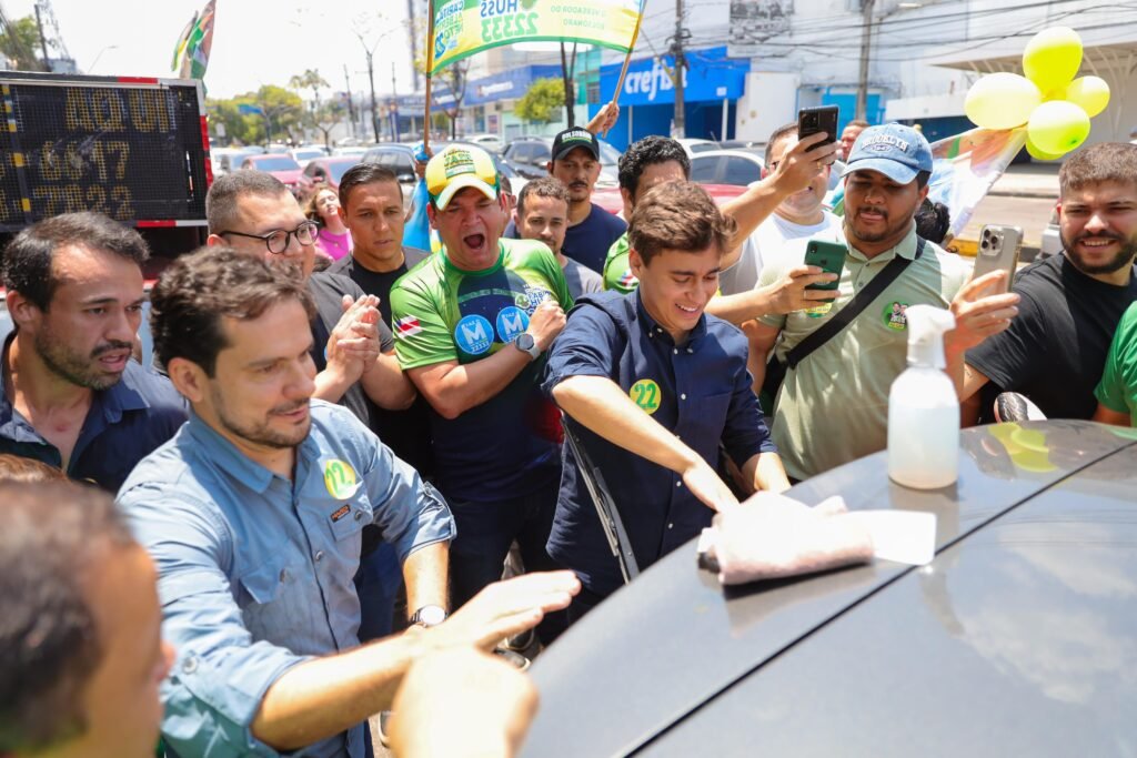 Durante o adesivaço, Nikolas reforçou a união da direita