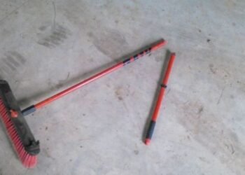 Homem é preso por agredir a própria irmã com cabo de vassoura