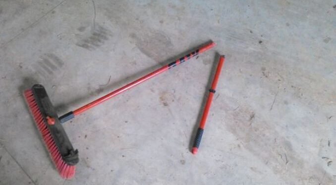 Homem é preso por agredir a própria irmã com cabo de vassoura