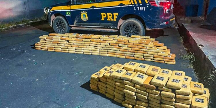 Avião com drogas é abandonado na BR-174 no Amazonas