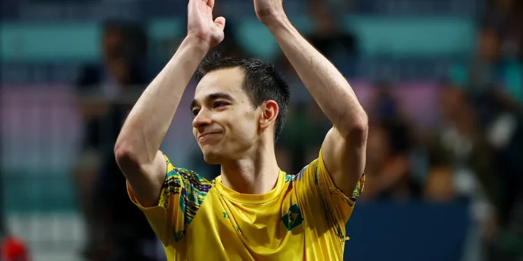 Hugo Calderano derrotou o sul-coreano Jang Woojin nas quartas de final do tênis de mesa (Kim Hon-Ji/Reuters)