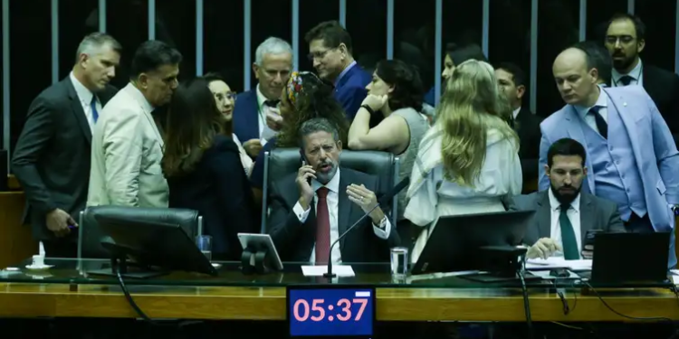 Senado aprova PEC que perdoa multas de partidos políticos