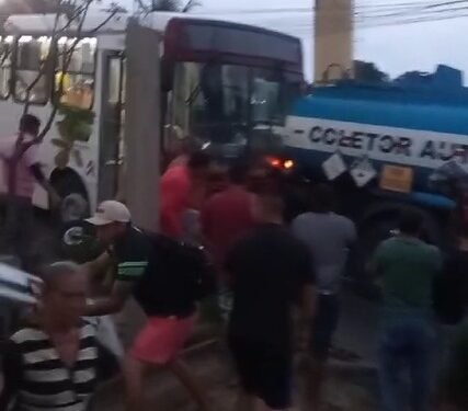Motorista fica preso entre caminhão e ônibus após colisão
