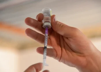 Covid-19: OMS cita aumento de casos e queda alarmante na vacinação