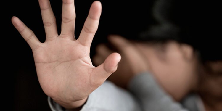 Homem é preso por estuprar e engravidar a enteada autista de 16 anos - (Foto: Reprodução)
