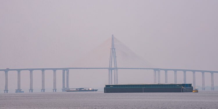 Pouca tecnologia e expansão de áreas para gado são causas de fumaça em Manaus, aponta Ibama