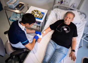 Janusz Racz, primeiro paciente a receber vacina contra câncer de pulmão (Foto: Aaron Chown/PA Images via Getty Images)