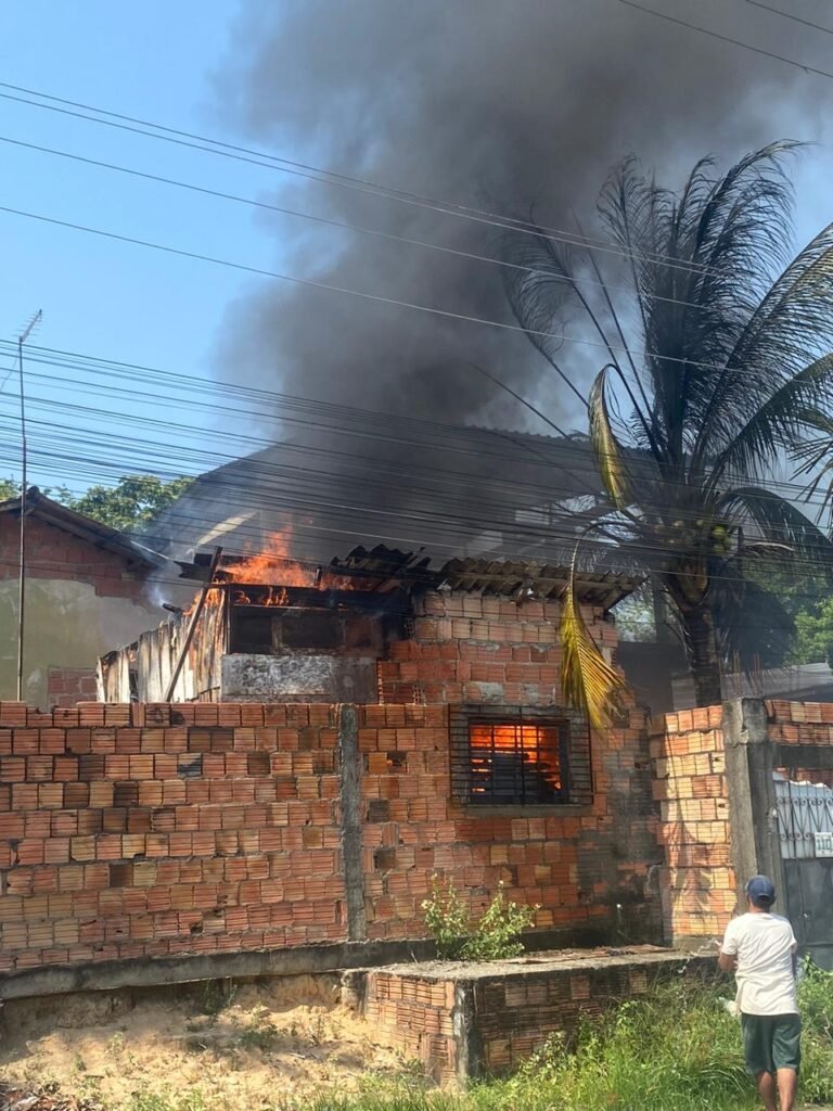 Vídeo: incêndio destrói oficina na zona Norte de Manaus