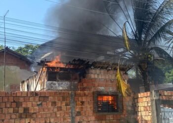 Vídeo: incêndio destrói oficina na zona Norte de Manaus
