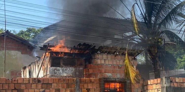 Vídeo: incêndio destrói oficina na zona Norte de Manaus