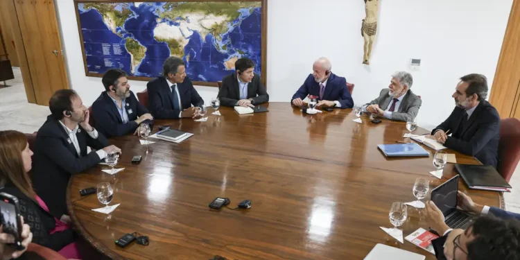 Lula e governador de província da Argentina conversam sobre cooperação