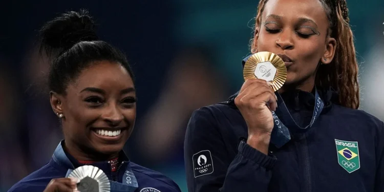 Rebeca Andrade superou Simone Biles, maior ginasta de todos os tempos, e ficou com o ouro no solo em Paris. (Alexandre Loureiro/COB)