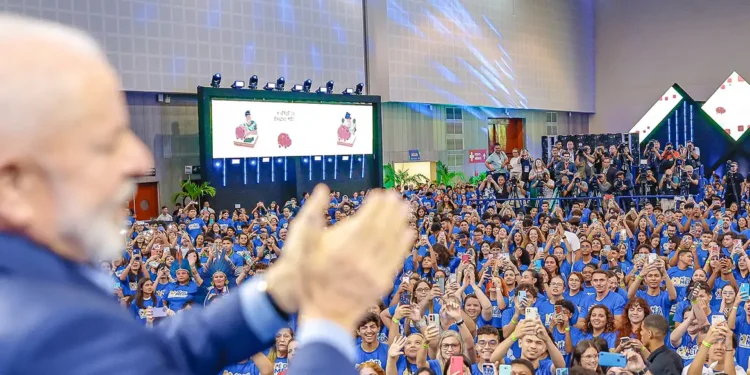 Expansão do Pé-de-Meia beneficiará mais 1 milhão de estudantes