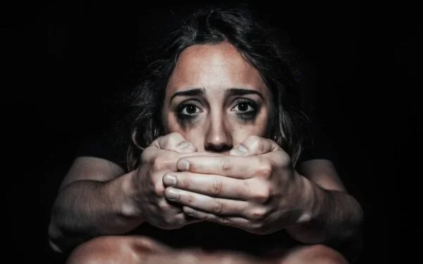 Quebrando o silêncio: a violência contra a mulher e as políticas públicas de proteção