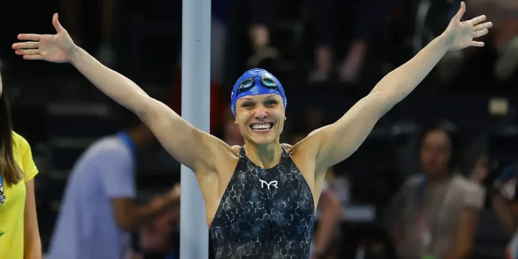 Carol Santiago é ouro nos 100m costas e faz história para o Brasil