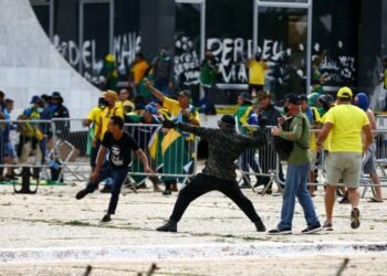 Projeto que concede anistia a golpistas do 8 de janeiro avança na Câmara