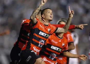 O Ituano goleou a Ponte Preta por 4 a 1, na noite desta sexta-feira, 13/9, em pleno estádio Moisés Lucarelli, em Campinas, para deixar a zona de rebaixamento da Série B do Campeonato Brasileiro.