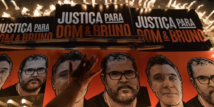 Indígenas brasileiros protestam pela demarcação de terras indígenas e contra o assassinato do jornalista britânico Dom Phillips e do especialista em assuntos indígenas brasileiros Bruno Pereira, em São Paulo — Foto: NELSON ALMEIDA / AFP