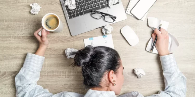 Estresse, tristeza e raiva no ambiente de trabalho afetam maioria dos trabalhadores; entenda