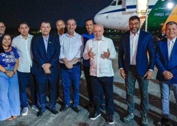 Lula é recepcionado por autoridades locais em Manaus (Reprodução/Instagram)