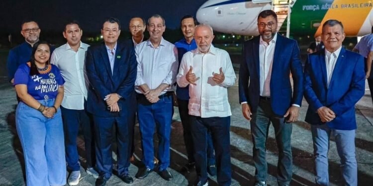 Lula é recepcionado por autoridades locais em Manaus (Reprodução/Instagram)