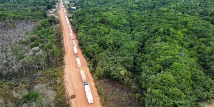 Carretas ficam travadas em filas para aguardar travessia de balsa na BR-319 (Reprodução/Internet)