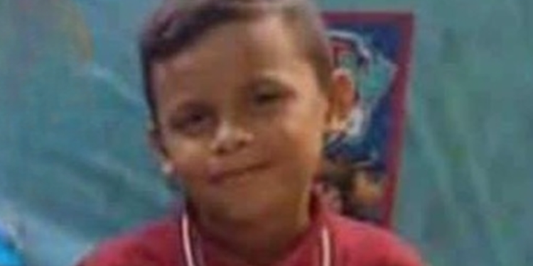 Criança morre ao ser atingida por arma de fogo no Jorge Teixeira