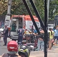 Motociclista atropela três pessoas em frente a faixa de pedestre