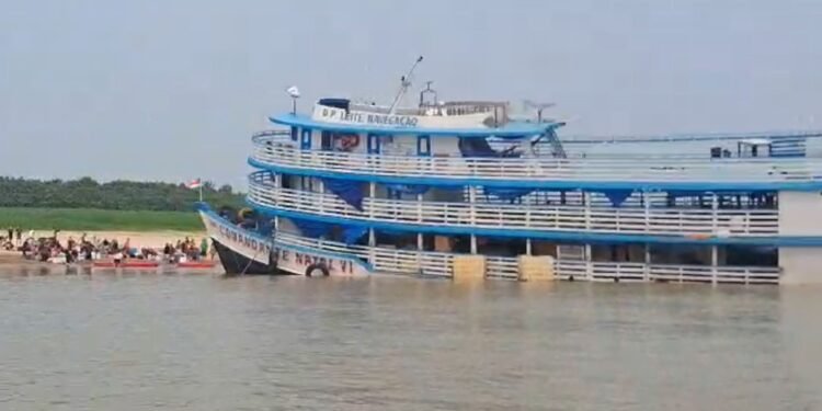 Embarcação tomba em Juruá