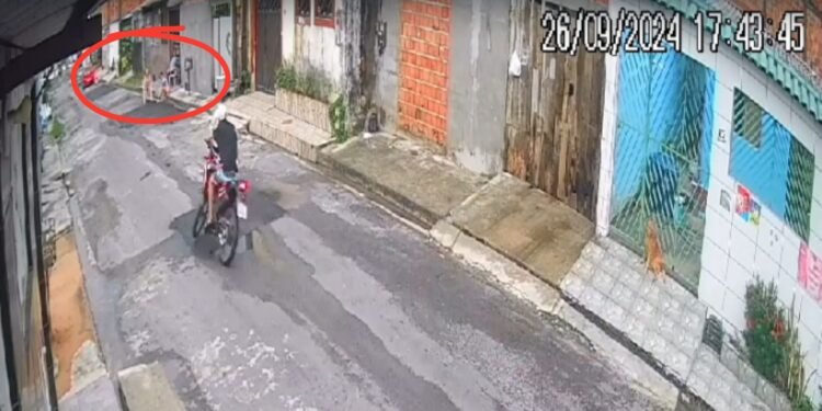 Motociclista atropela idosa