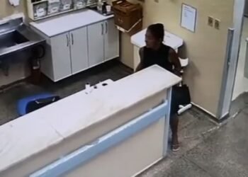 Mulher furtando celular