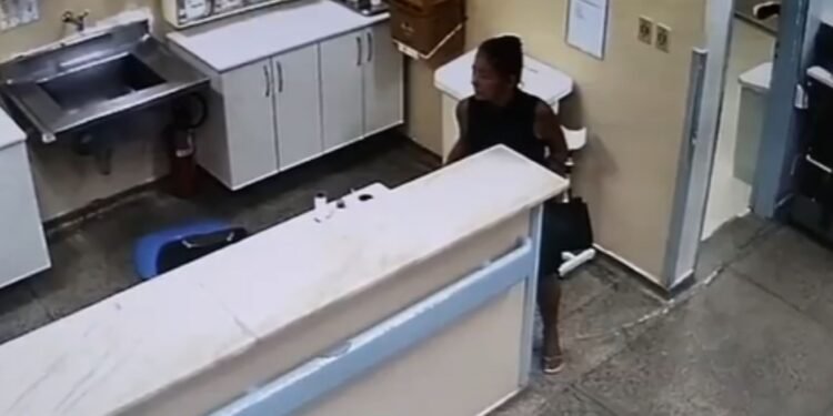 Mulher furtando celular