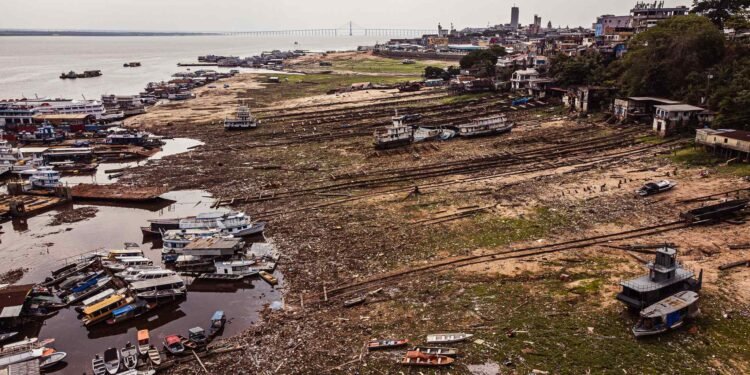 Reflexos da vazante na orla do bairro Educandos (João Dejacy/Rios de Notícias)