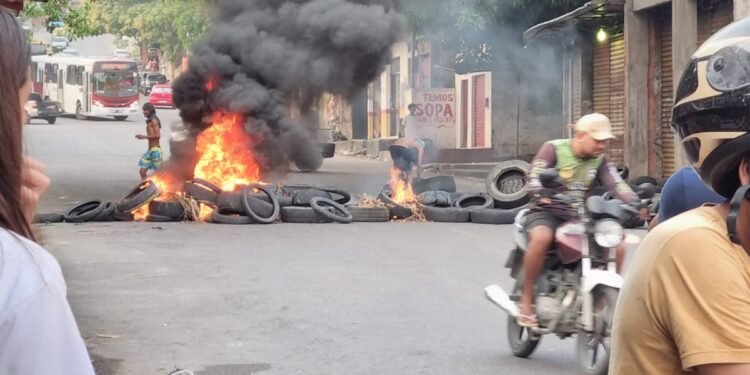 Manifestantes 'fecham' via na comunidade Valparaíso, zona Leste de Manaus (Foto: Reprodução)