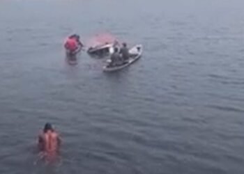 Barco naufraga após colisão com balsa em Parintins (Foto: Reprodução)