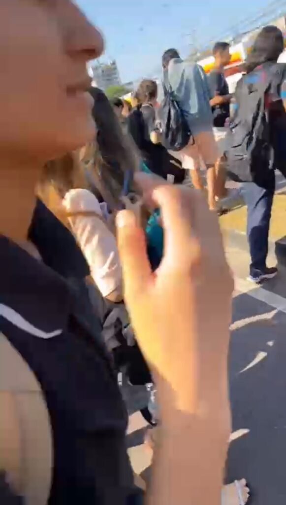 Pessoas se aglomeram na avenida Djalma Batista após evacuação de prédios (Foto: Reprodução)