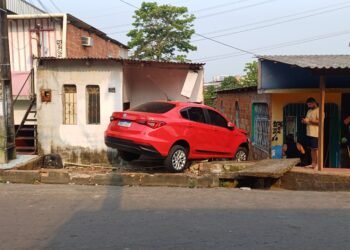 Motorista perde controle e carro invade casa no São Jorge