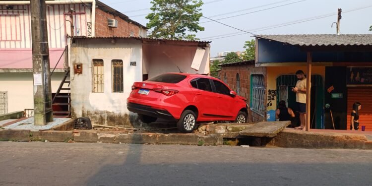 Motorista perde controle e carro invade casa no São Jorge