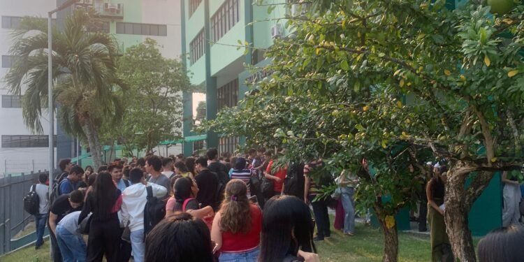 Alunos são retirados de anexo da UEA após princípio de incêndio (Foto: Reprodução)